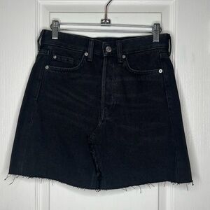 H&M Black Denim Mini Skirt 🔴